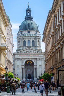 BUDAPEST, HUNGARY - 7 Temmuz 2023: 7 Temmuz 2023 tarihinde Macaristan 'ın Budapeşte kentindeki ilk Macaristan Kralı Stephen' ın anısına St. Stephen Bazilikası 'na doğru yolda yürümek