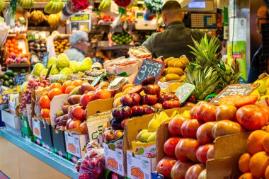 MALAGA, İspanya - 22 Kasım 2023 'te İspanya' nın Malaga kentindeki Atarazana Merkez Pazarı 'nda taze meyve