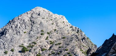 Lucero Tepesi 'ne yürüyüş yolu Tejeda, Almijara ve Alhama Doğal Dağlar Parkı.