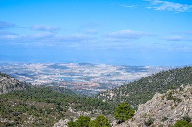 Lucero Tepesi 'ne yürüyüş yolu Tejeda, Almijara ve Alhama Doğal Dağlar Parkı.