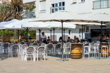 ESTEPONA, İspanya - 29 Temmuz 2023 'te İspanya' nın Estepona kentinde güneşli bir yaz gününde şehir merkezinde yürüyüş