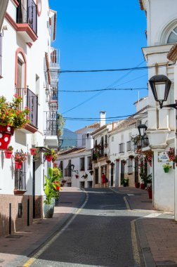 ESTEPONA, İspanya - 29 Temmuz 2023 'te İspanya' nın Estepona kentinde güneşli bir yaz gününde şehir merkezinde yürüyüş