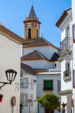 ESTEPONA, İspanya - 29 Temmuz 2023 'te İspanya' nın Estepona kentinde güneşli bir yaz gününde şehir merkezinde yürüyüş