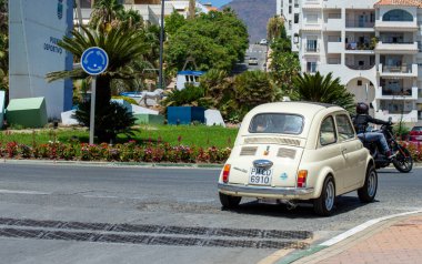 ESTEPONA, İspanya - 29 Temmuz 2023 'te İspanya' nın Estepona kentinde güneşli bir yaz gününde şehir merkezinde yürüyüş