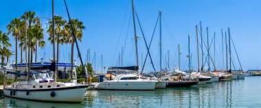 ESTEPONA, İspanya - 29 Temmuz 2023 'te İspanya' nın Estepona kentindeki yat ve tekneler
