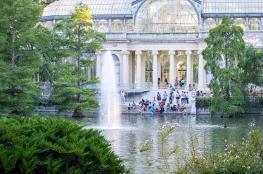 MADRID, SPAIN - 8 Temmuz 2023: Retiro Park veya kısaca El Retiro, İspanya 'nın Madrid kentindeki 19. yüzyıla kadar İspanyol monarşisine ait en büyük parklardan biridir.