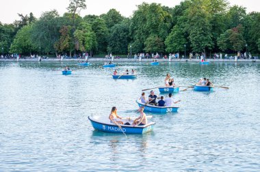 MADRID, SPAIN - 8 Temmuz 2023: Retiro Park veya kısaca El Retiro, İspanya 'nın Madrid kentindeki 19. yüzyıla kadar İspanyol monarşisine ait en büyük parklardan biridir.