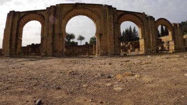 CORDOBA, İspanya - FERBUARY 12, 2023: Medina Azahara 'nın kalıntıları, Cordoba, İspanya' da 12 Şubat 2023 tarihinde güçlendirilmiş bir Arap ortaçağ sarayı şehri