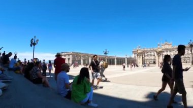 MADRID, İspanya - 8 Temmuz 2023: Madrid Kraliyet Sarayı 'nı ziyaret Yazın güneşli bir gününde Madrid, İspanya' da 8 Temmuz 2023