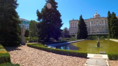 MADRID, SPAIN - 8 Temmuz 2023: Palacio Real de Madrid (Kraliyet Sarayı), İspanya Kraliyet Ailesi 'nin resmi ikamet yeri, 8 Temmuz 2023 tarihinde İspanya' nın Madrid kentindeki Sabatini Bahçeleri 'nden manzara