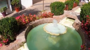 ESTEPONA, İspanya - 29 Temmuz 2023 'te İspanya' nın Estepona kentinde güneşli bir yaz gününde şehir merkezinde yürüyüş