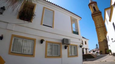 ESTEPONA, İspanya - 29 Temmuz 2023 'te İspanya' nın Estepona kentinde güneşli bir yaz gününde şehir merkezinde yürüyüş