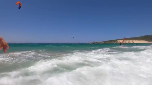 Tarifa Spanje Juni 2023 Kitesurfen Het Strand Van Valdevaqueros Straat — Stockvideo