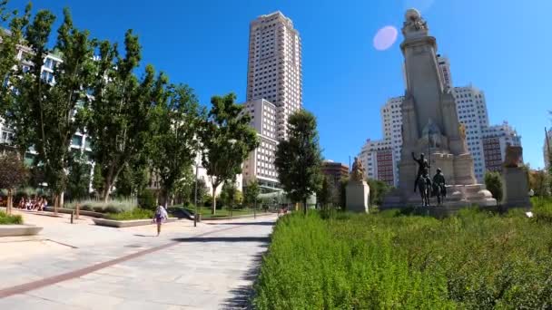 マドリード スパイス ジュルリー 2023 ミゲル セルバンテスの石彫刻とスペインのマドリードのスペインの広場にあるドン キホーテとサンチョ パンサの青銅像 — ストック動画