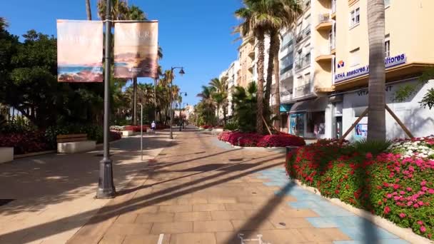 Estepona España Julio 2023 Caminando Centro Ciudad Soleado Día Verano — Vídeos de Stock