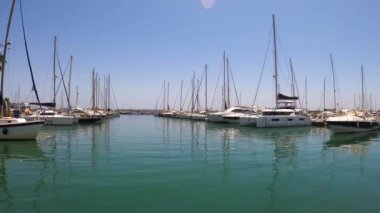 ESTEPONA, İspanya - 29 Temmuz 2023 'te İspanya' nın Estepona kentindeki yat ve tekneler
