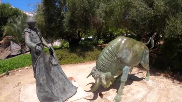 Estepona Spain July 2023 2023年7月29日在西班牙埃斯特波纳斗牛场前的牙齿和公牛雕像 — 图库视频影像