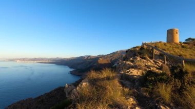 Akdeniz üzerinde gün doğumu. Tarihsel Torre Vigia De Cerro Gordo. Yağmacı korsanlara dikkat eden bir gözetleme kulesi. La Herradura, Andulasia, Güney İspanya