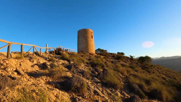 地中海上空的日出 历史上的托雷 维吉亚 一个监视塔 用来监视任何抢劫的海盗 西班牙南部安杜拉西亚拉赫拉杜拉 — 图库视频影像