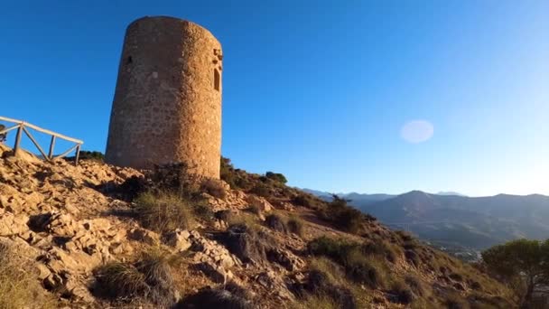 地中海上空的日出 历史上的托雷 维吉亚 一个监视塔 用来监视任何抢劫的海盗 西班牙南部安杜拉西亚拉赫拉杜拉 — 图库视频影像