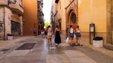 MALAGA, İspanya - 13 Ağustos 2023 'te İspanya' nın Malaga kentindeki tarihi şehir merkezinde sabah yürüyüşü