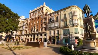 MALAGA, İspanya - 13 Ağustos 2023 'te İspanya' nın Malaga kentindeki Larios caddesinde sabah yürüyüşü