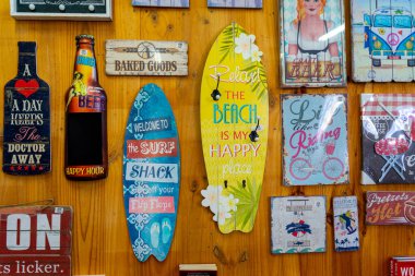 LAGOS, PORTUGAL - 27 Şubat 2023: 27 Şubat 2023 tarihinde Portekiz 'in Lagos şehrinde el yapımı pişirilmiş kil ve geleneksel toprak kap çeşitliliği