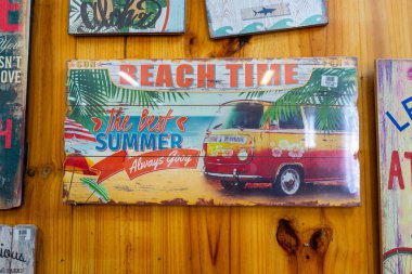 LAGOS, PORTUGAL - 27 Şubat 2023: 27 Şubat 2023 tarihinde Portekiz 'in Lagos şehrinde el yapımı pişirilmiş kil ve geleneksel toprak kap çeşitliliği