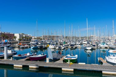 LAGOS, PORTUGAL - FERBUARY 28, 2023: Lagos, Portekiz limanında 28 Şubat 2023