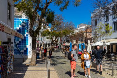 LAGOS, PORTUGAL - FERBUARY 28, 2023: Lagos, Portekiz şehir merkezinde yürüyüş 28 Şubat 2023