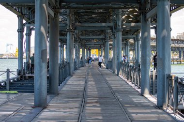 HUELVA, İspanya - 11 Haziran 2023: Huelva, İspanya 'daki Riotinto İskelesi ve limanının tadını çıkarmak