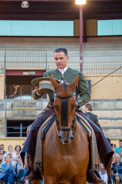 TORREMOLINOS, İspanya - 30 Eylül 2023: Atlılar 30 Eylül 2023 tarihinde İspanya 'nın Torremolinos kentindeki San Miguel fuarında gösteri yaptılar