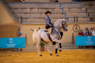 TORREMOLINOS, İspanya - 30 Eylül 2023: Atlılar 30 Eylül 2023 tarihinde İspanya 'nın Torremolinos kentindeki San Miguel fuarında gösteri yaptılar