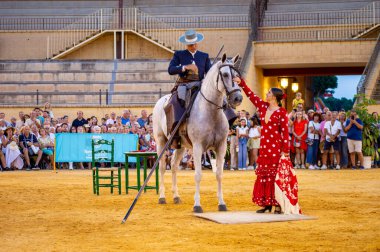 TORREMOLINOS, İspanya - 30 Eylül 2023: Atlılar 30 Eylül 2023 tarihinde İspanya 'nın Torremolinos kentindeki San Miguel fuarında gösteri yaptılar