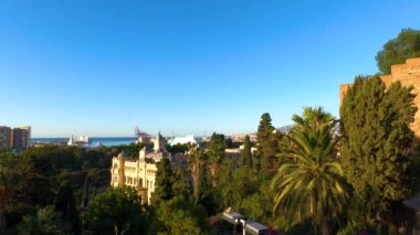 MALAGA, İspanya - 23 Eylül 2023: Malaga 'nın güneşli bir sonbahar sabahında 23 Eylül 2023 tarihinde İspanya' nın Malaga kentinde panoramik hava manzarası