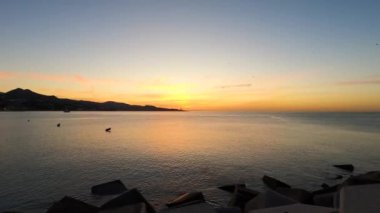 Malaga kıyılarında güzel bir gün doğumu Malaga, İspanya 'da Malageta plajı.