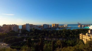 MALAGA, İspanya - 23 Eylül 2023: Malaga 'nın güneşli bir sonbahar sabahında 23 Eylül 2023 tarihinde İspanya' nın Malaga kentinde panoramik hava manzarası