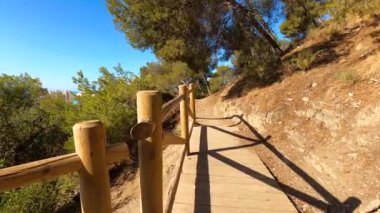 MALAGA, İspanya - 23 Eylül 2023: Castillo de Gibralfaro yolu güneşli bir sonbahar sabahında 23 Eylül 2023 tarihinde İspanya 'nın Malaga kentinde