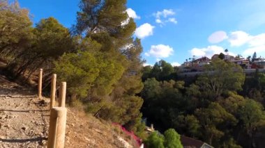 MALAGA, İspanya - 23 Eylül 2023: Castillo de Gibralfaro yolu güneşli bir sonbahar sabahında 23 Eylül 2023 tarihinde İspanya 'nın Malaga kentinde