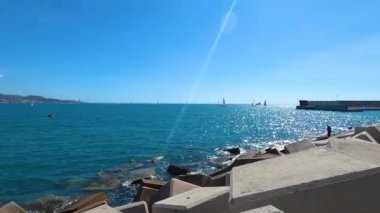 MALAGA, İSPAN 23 Eylül 2023: Malaga, İspanya 'da Malageta sahilinin önündeki yatlar 23 Eylül 2023
