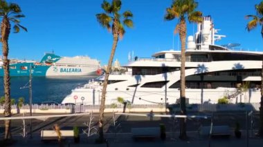 MALAGA, İspanya - 22 Kasım 2023: Malaga limanının güneşli bir sabahında 22 Kasım 2023 tarihinde Malaga, İspanya 'da panoramik manzarası