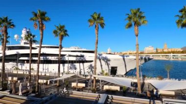 MALAGA, İspanya - 22 Kasım 2023: Malaga limanının güneşli bir sabahında 22 Kasım 2023 tarihinde Malaga, İspanya 'da panoramik manzarası