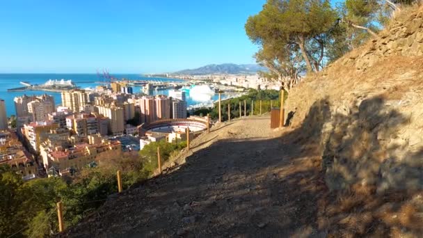 Malaga Hiszpania Wrzesień 2023 Droga Castillo Gibralfaro Słoneczny Jesienny Dzień — Wideo stockowe