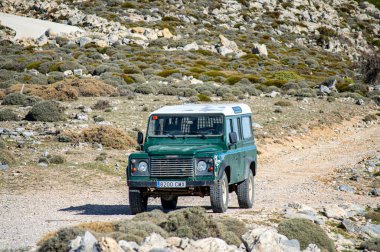 NIEVAS ULUSAL PARK, İspanya - 11 Kasım 2023: 11 Kasım 2023 tarihinde İspanya 'nın Nieves ulusal parkında Torrecilla zirvesine giden yolun başlangıcında off road car