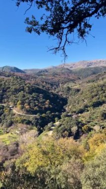 Genal Vadisi 'nin panoramik sonbahar manzarası, Sierra de las Nievas Ulusal Parkı, Endülüs, İspanya