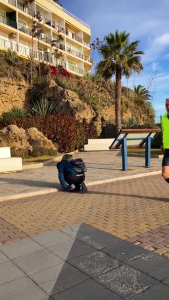 Torremolinos Ισπανια Ιανουαριου 2024 Άνθρωπος Που Παίζει Γάτα Θαλάσσιο Περίπατο — Αρχείο Βίντεο