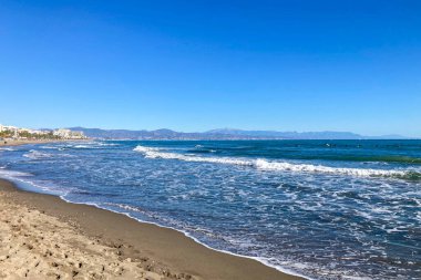 BENALMADENA, İspanya - 16 Aralık 2023 'te Benalmadena, Malaga, İspanya' da dalgalar