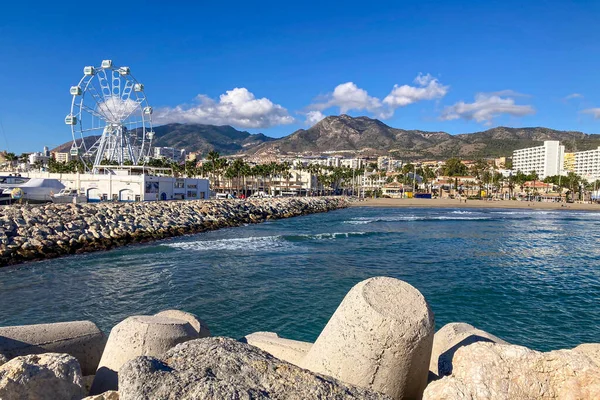 BENALMADENA, İspanya - 16 Aralık 2023 'te Benalmadena, Malaga, İspanya' da dalgalar