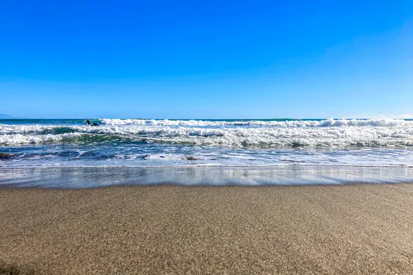 BENALMADENA, İspanya - 16 Aralık 2023 'te Benalmadena, Malaga, İspanya' da dalgalar