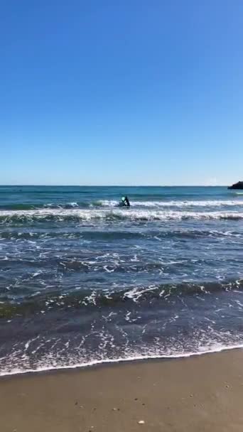 Benalmadena Spain December 2023 Fuente Salud Beach Surfers Training Waves — Stock Video
